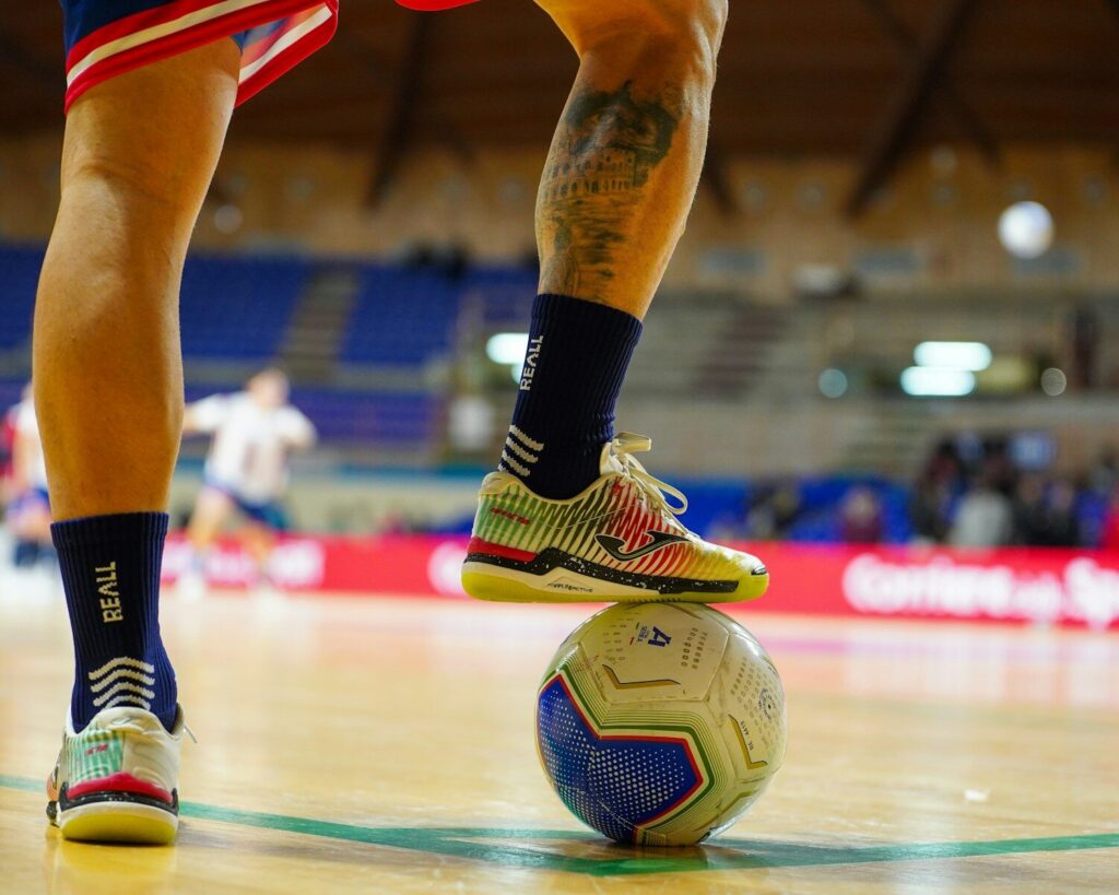 Stopa na piłce do futsalu na hali