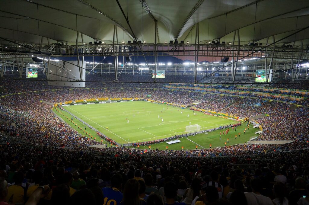 Stadion Maracanã w Rio de Janeiro wypełniony kibicami podczas meczu