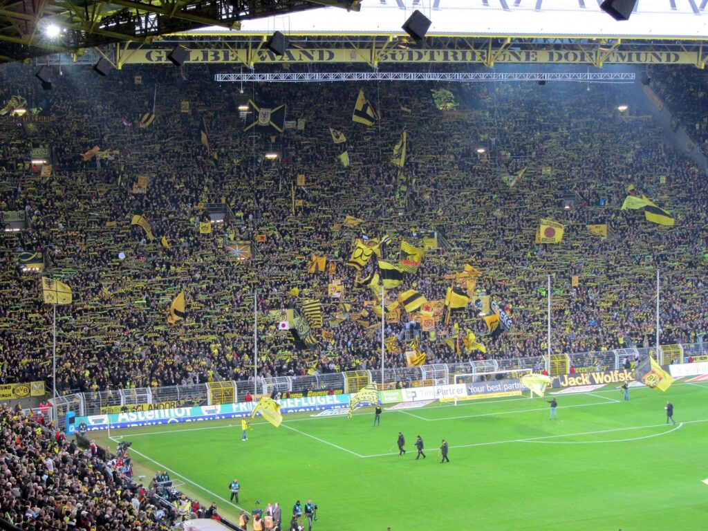 Żółta Ściana - wypełniona trybuna Borussii Dortmund na Signal Iduna Park