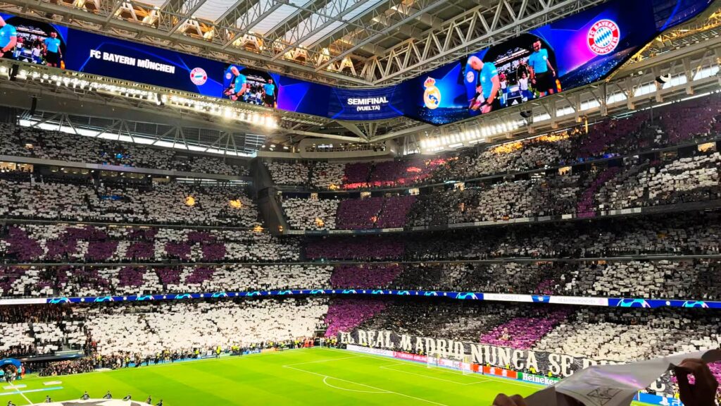 Wnętrze nowego stadionu Santiago Bernabéu z dachem i telebimem