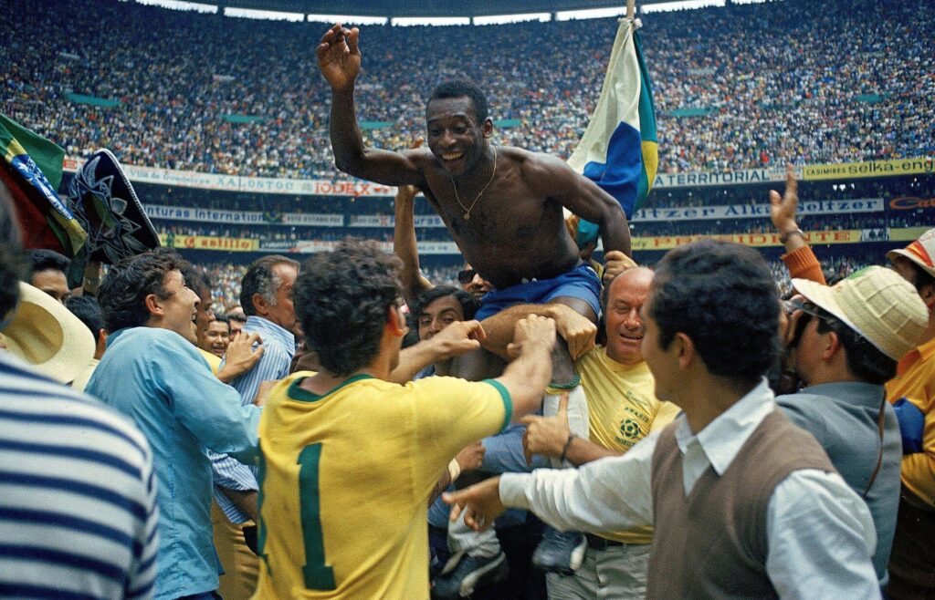 Pelé niesiony przez kibiców po zdobyciu mistrzostwa świata w 1970 roku