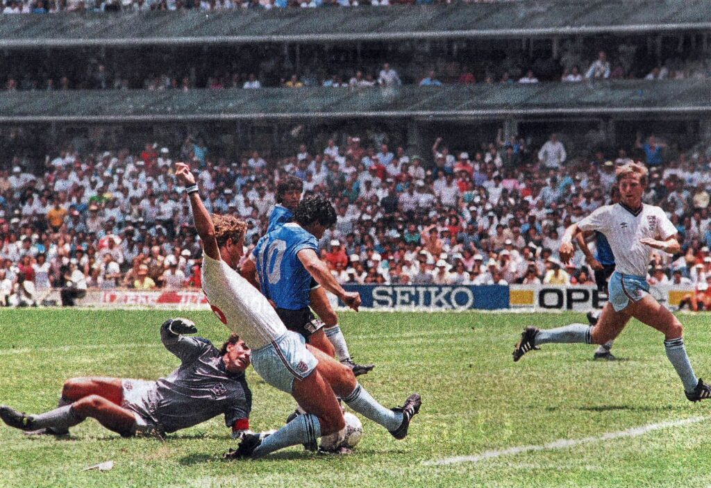 Diego Maradona zdobywa gola w meczu z Anglią na mundialu 1986
