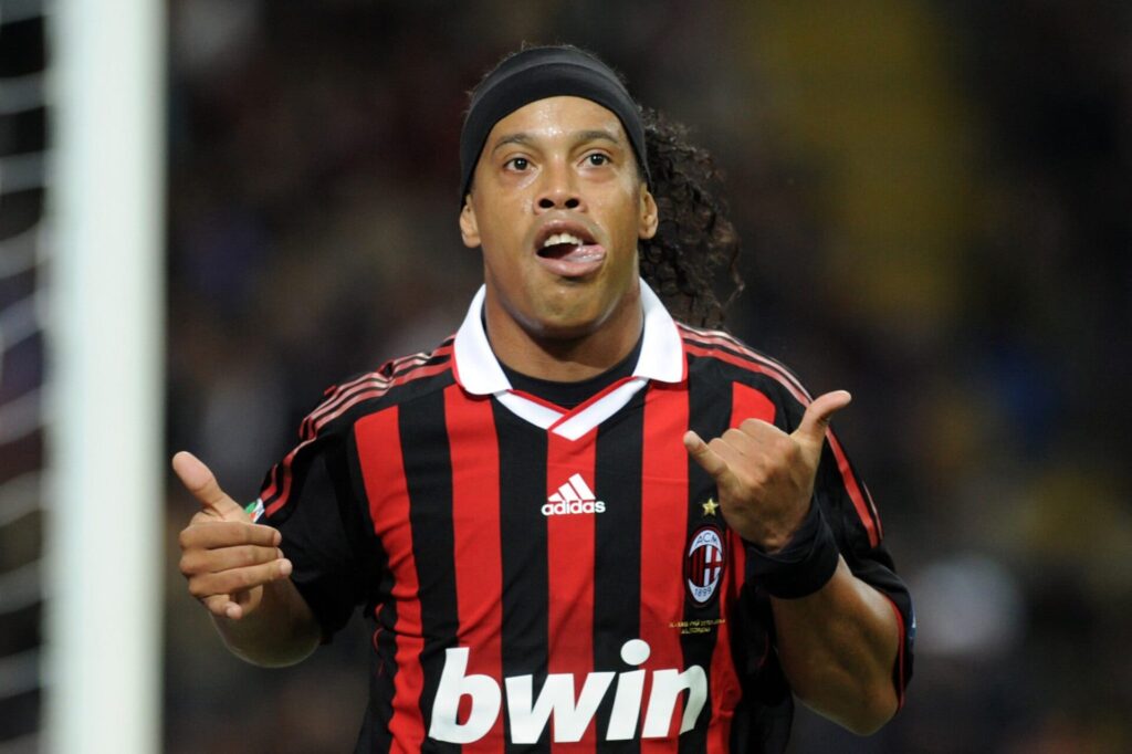 Uśmiechnięty Ronaldinho w koszulce AC Milan pokazuje gest radości