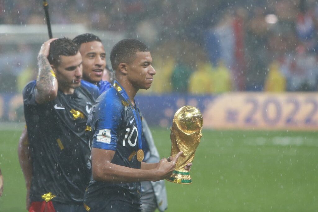 Kylian Mbappé z pucharem mistrzostw świata 2018