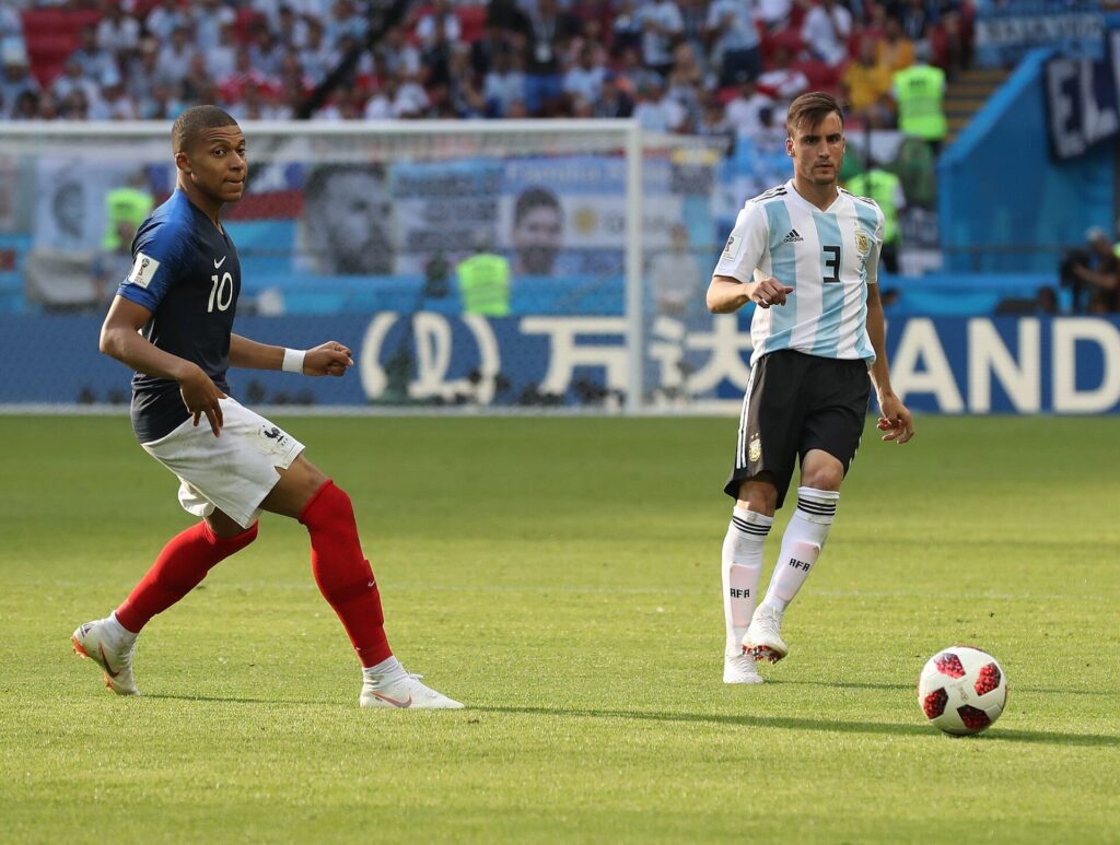 Kylian Mbappé w biegu podczas meczu z Argentyną na mundialu 2018
