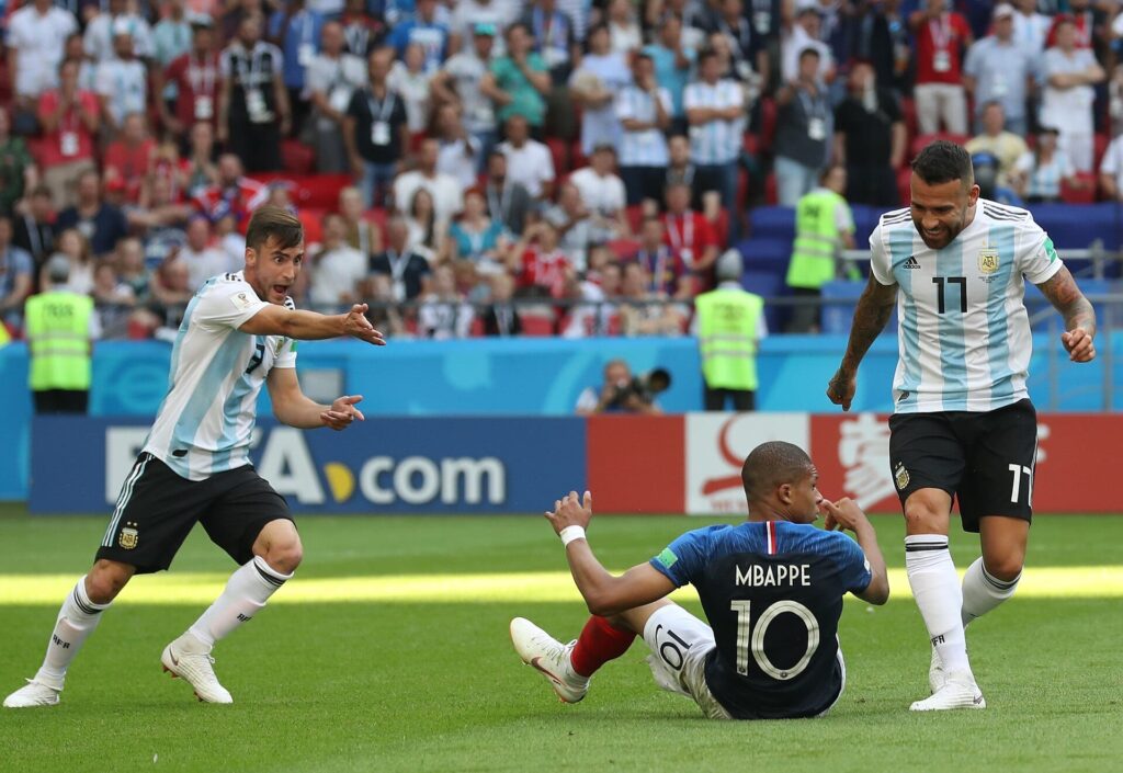 Kylian Mbappé na murawie po starciu z rywalem z Argentyny