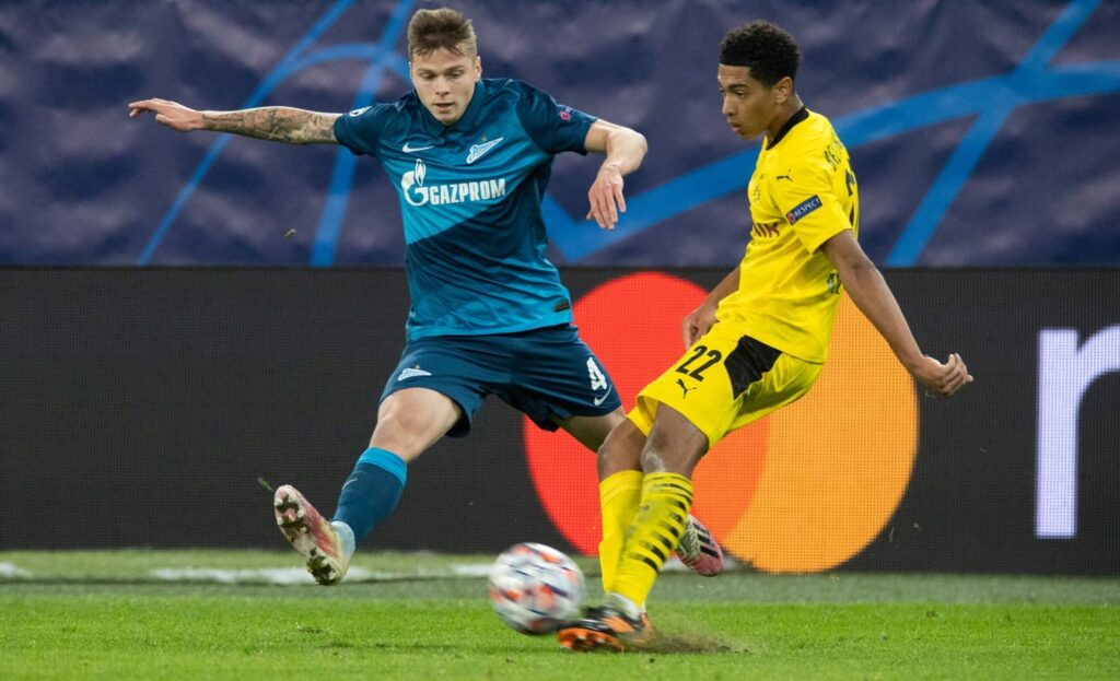Jude Bellingham w żółtej koszulce Borussii Dortmund podczas meczu Ligi Mistrzów