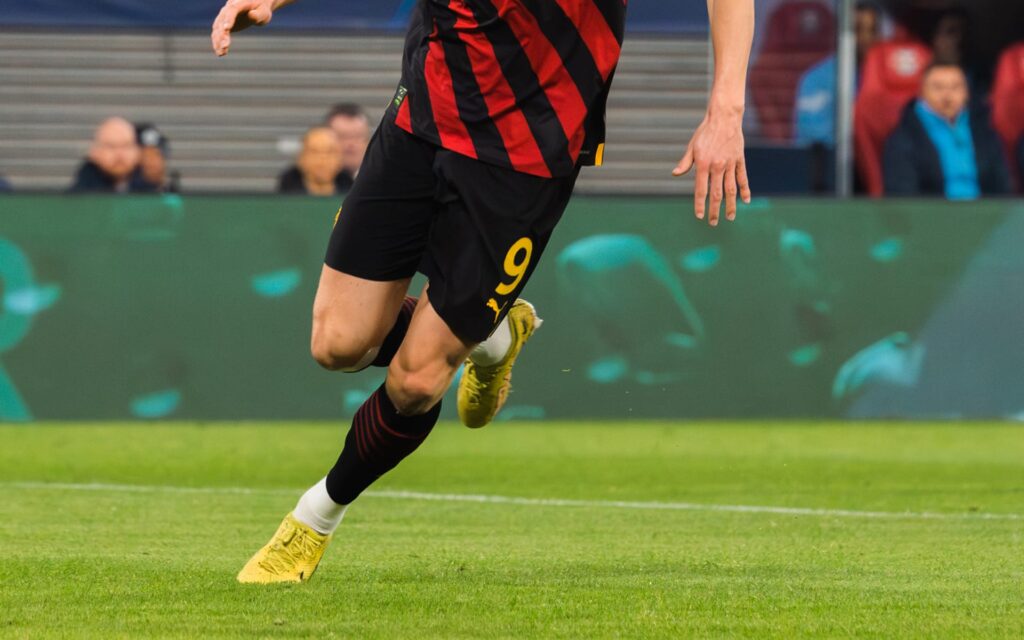 Erling Haaland w koszulce Manchesteru City biegnie po boisku