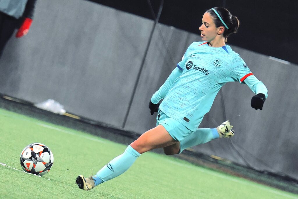 Aitana Bonmatí z piłką w meczu FC Barcelona Femení