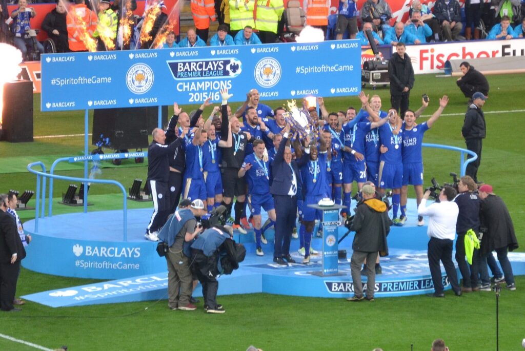 Piłkarze Leicester City podnoszą trofeum za mistrzostwo Premier League