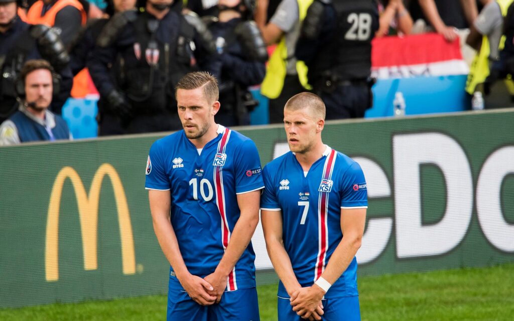 Reprezentanci Islandii w niebieskich koszulkach ustawieni w murze na EURO 2016