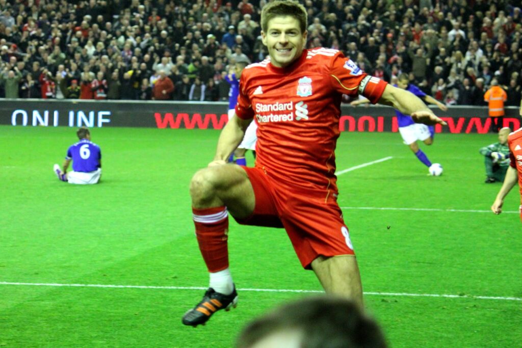 Steven Gerrard cieszy się z gola w koszulce Liverpoolu