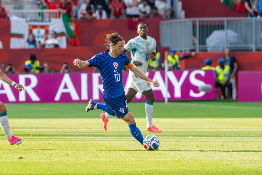 Luka Modrić prowadzi piłkę w meczu reprezentacji Chorwacji