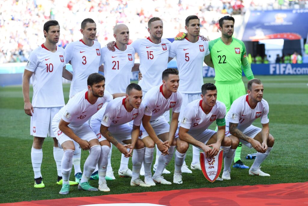 Reprezentacja Polski w białych koszulkach pozuje do zdjęcia przed meczem