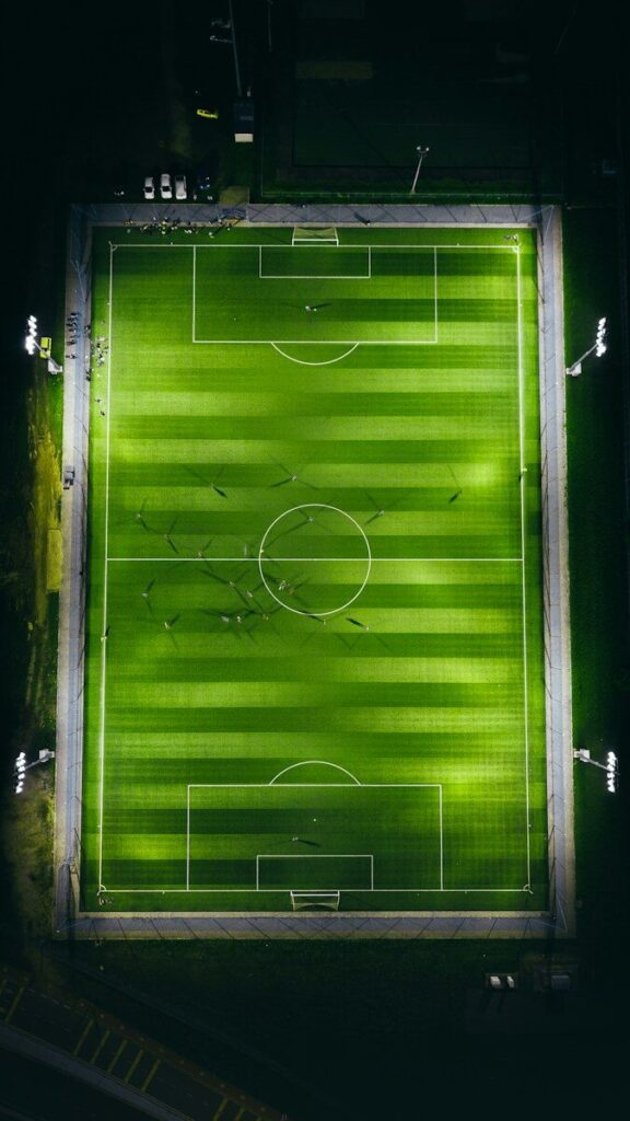 Murawa stadionu z wyraźnymi pasami widziana z góry